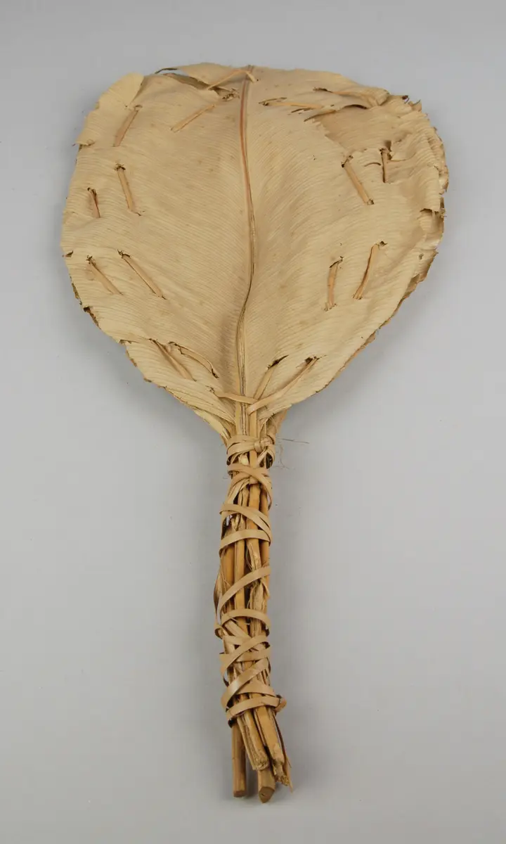 Fächer zum Einsammeln von Ameisen und Feueranfachen