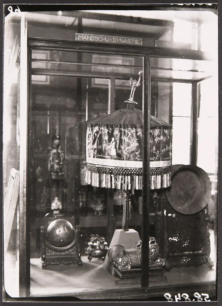 Photographie der Vitrine mit dem Ehrenschirm zur Zeit der Eröffnung des Museums für Völkerkunde