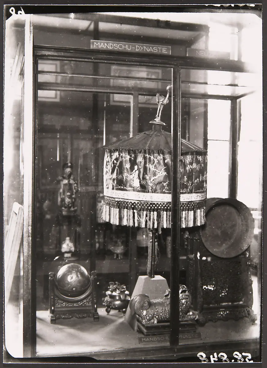 Photograph of the display case with the honorary umbrella at the time of the official opening of the Museum of Ethnology