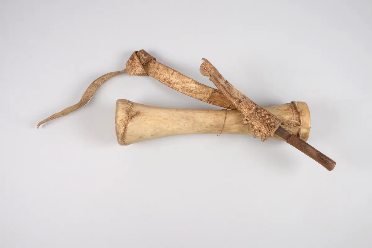 Köcher mit Messer