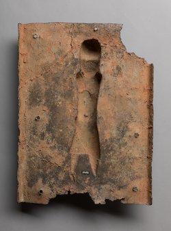 Reliefplatte: Würdenträger mit Eben-Schwert