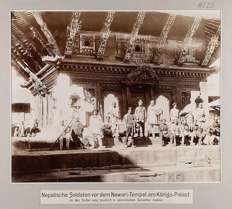 Nepalische Soldaten vor dem Newari-Tempel am Königs-Palast; an den Stufen eine Inschrift in sämmtlichen Sprachen Asiens