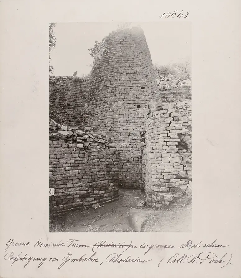Großer konischer Turm in der großen elliptischen Befestigung von Zimbabwe