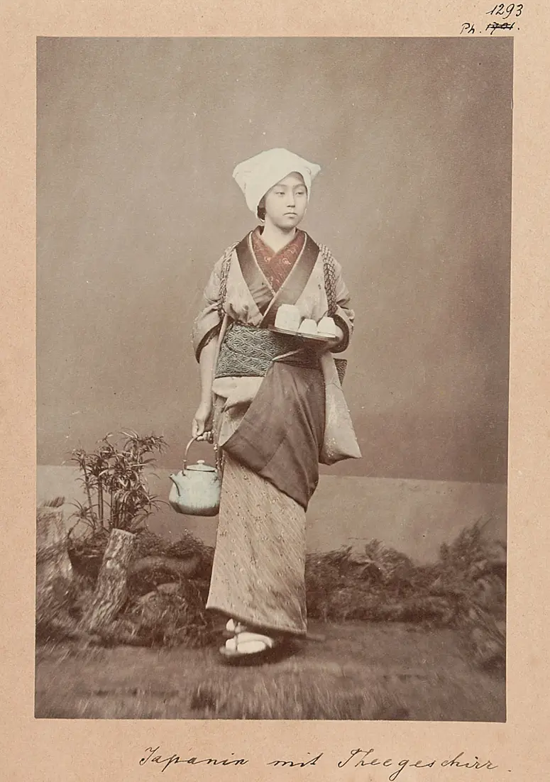 Japanin mit Teegeschirr