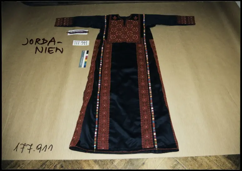 Frauenkleid mit Stickerei