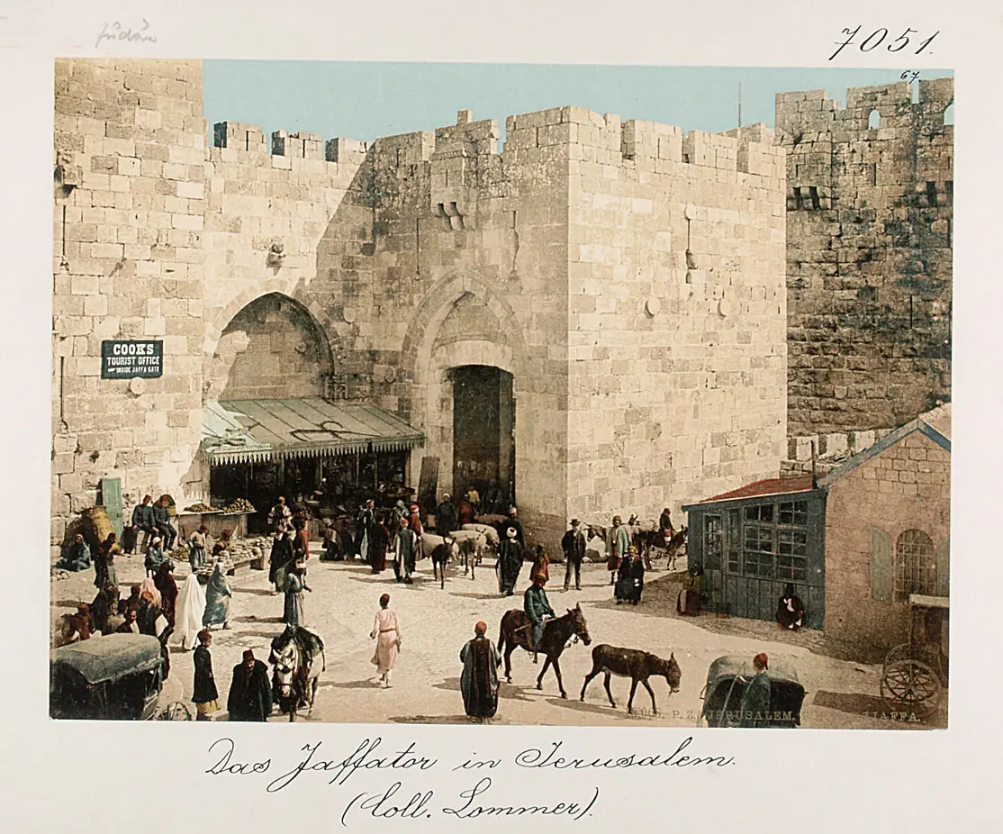 Das Jaffator in Jerusalem mit Hinweisschild auf das Reisebüro Thomas Cook