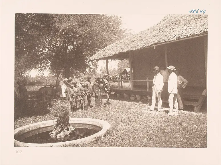 Deputation von Belugu Sibuana'a von Madula überbringt mir dessen Geschenke. Gunung Sitoli (Haus von Brenner-Felsach)