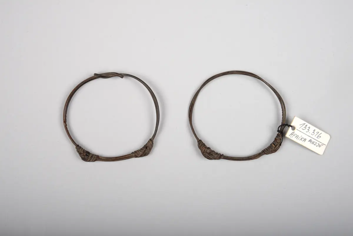 Zwei Armbänder oder Fußreife