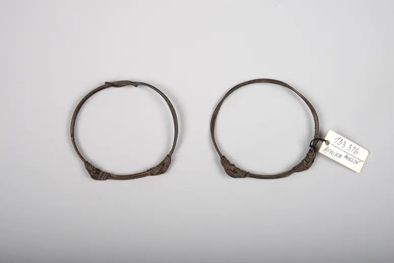 Zwei Armbänder oder Fußreife