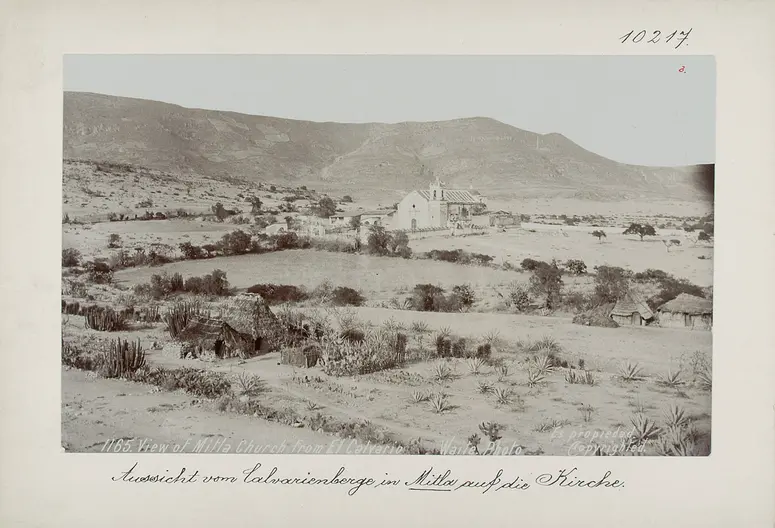 Aussicht vom Kalvarienberg in Mitla auf die Kirche