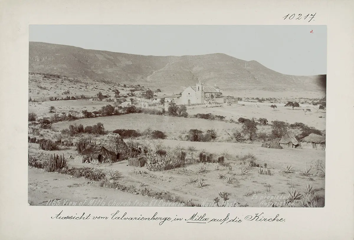 Aussicht vom Kalvarienberg in Mitla auf die Kirche