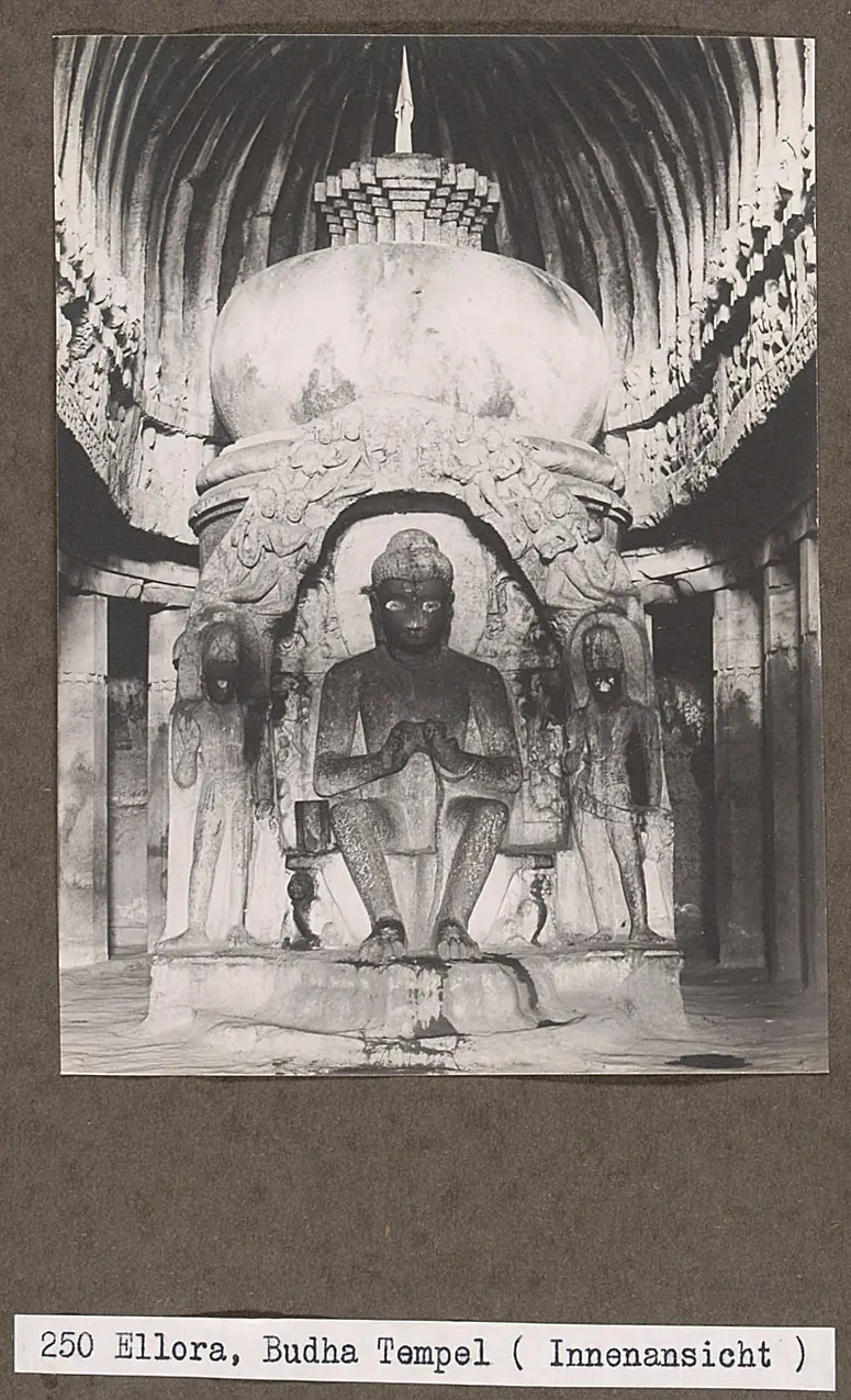 250 Ellora, Buddha Tempel (Innenansicht)