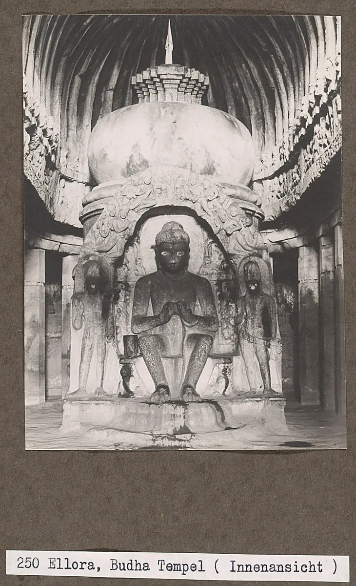 250 Ellora, Buddha Tempel (Innenansicht)