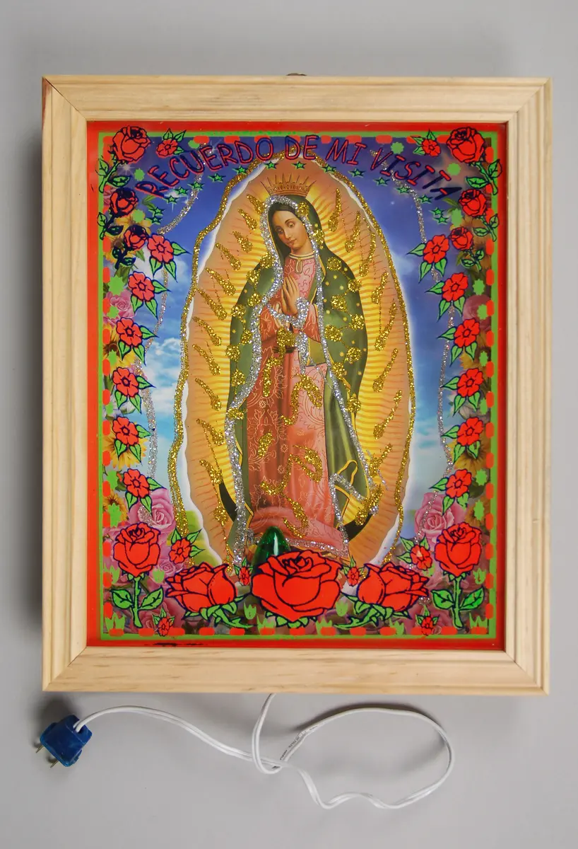 Die Jungfrau von Guadalupe umringt von roten Wunder-Rosen