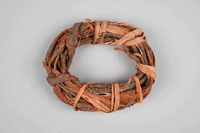 Ring aus Baumrindenstreifen