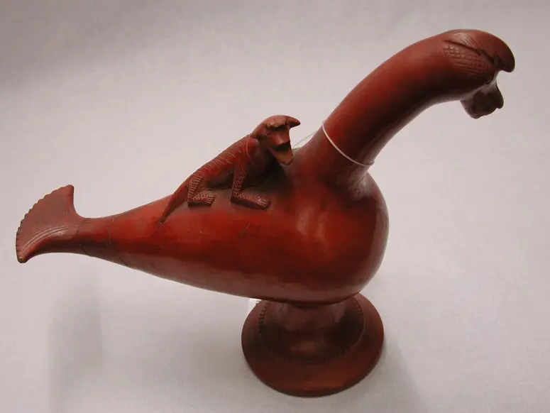 Vogelfigur mit montiertem Krokodil