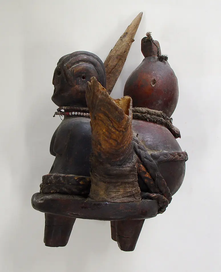 Ahnenfigur mit Kalebasse