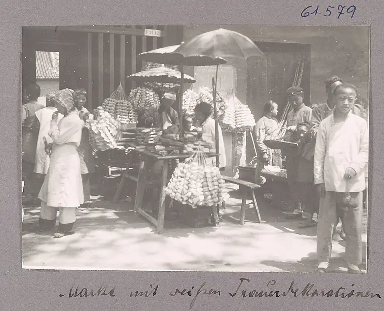 Markt mit weissen Trauerdekorationen