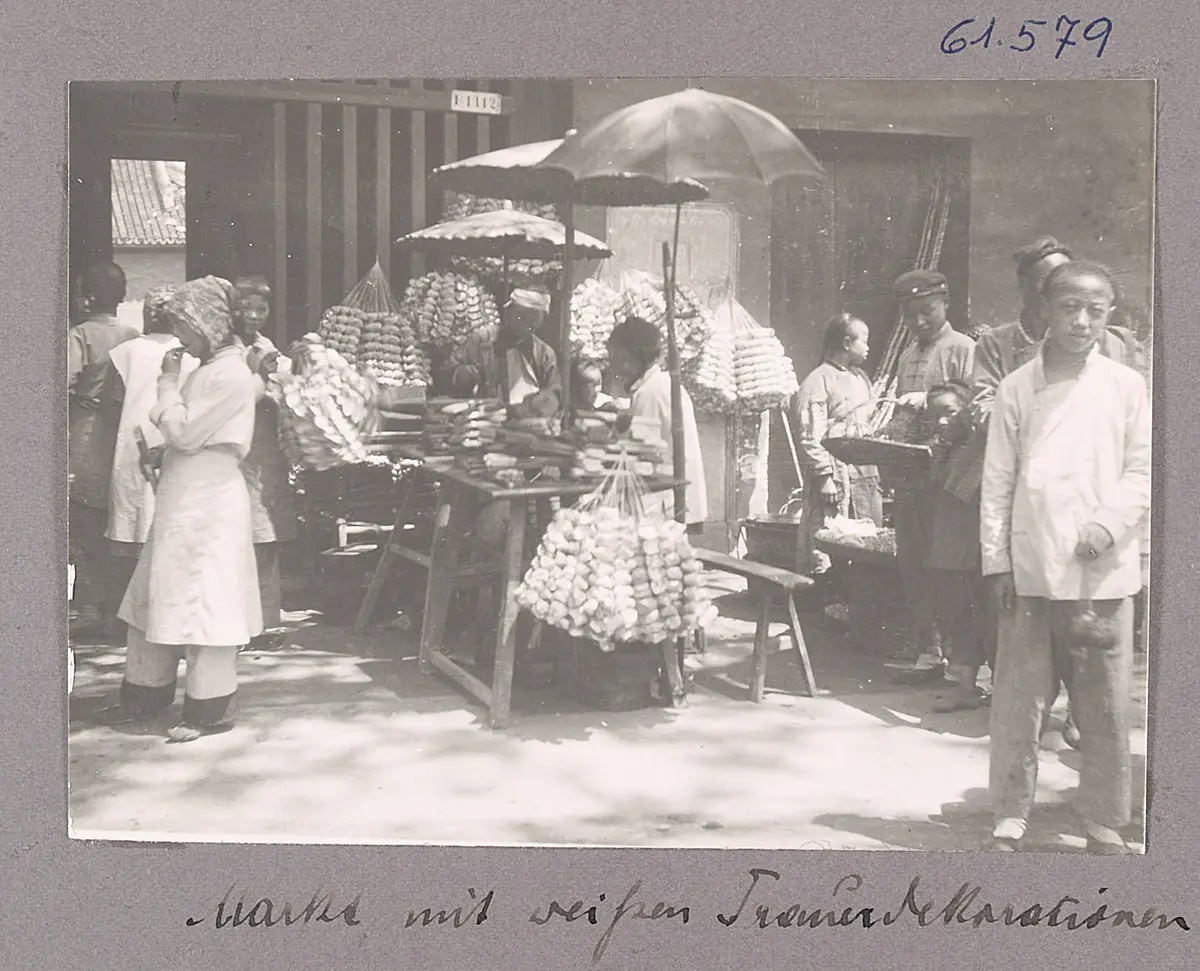 Markt mit weissen Trauerdekorationen