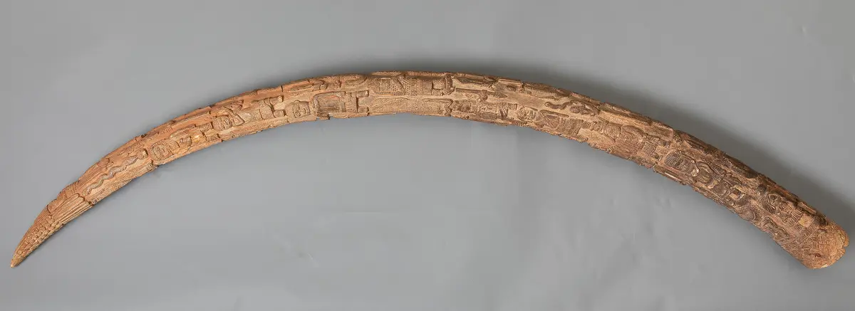 Elfenbeinzahn mit Reliefschnitzerei