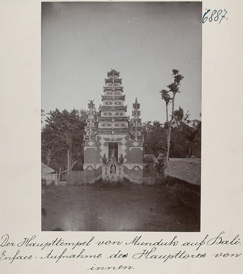 Der Haupttempel von Munduk auf Bali. Enface-Aufnahme des Haupttores von innen