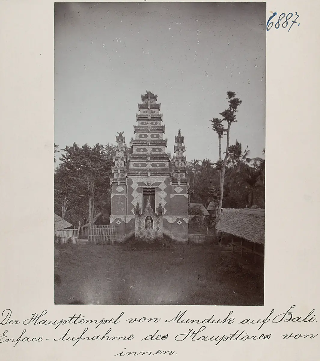 Der Haupttempel von Munduk auf Bali. Enface-Aufnahme des Haupttores von innen