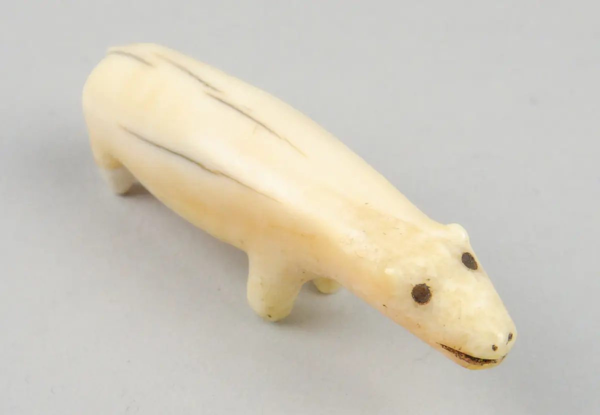 Eisbärin (Jagdamulett/Spielzeug?)