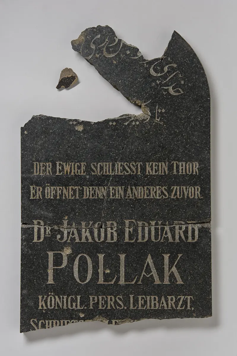Reste des Originalgrabsteins von Jakob Eduard Polak