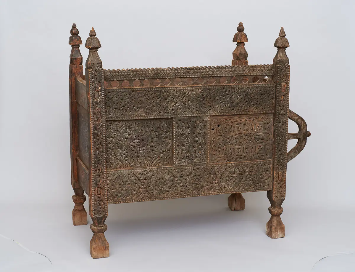 Aussteuer-Truhe mit Reliefdekor