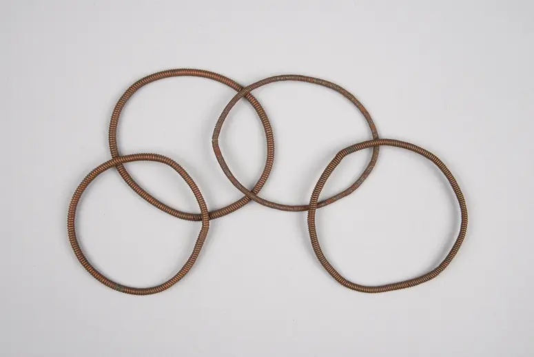 Vier Armbänder