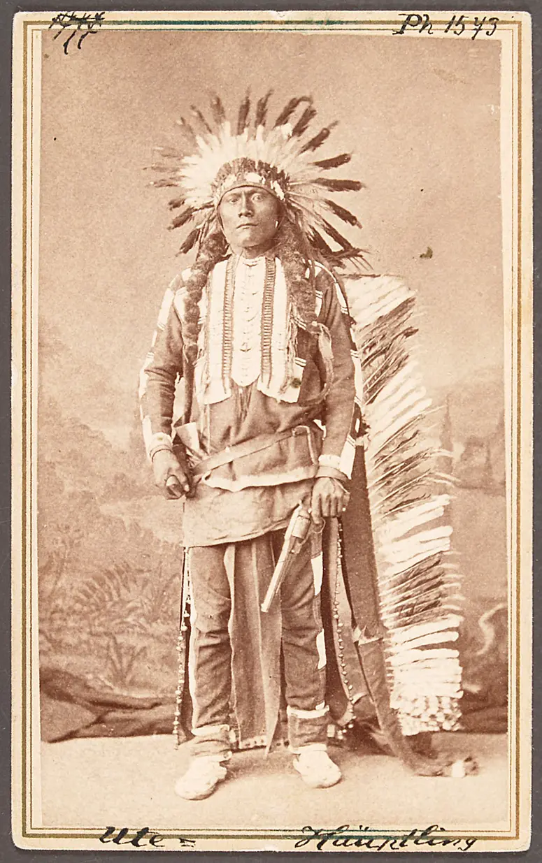 Chief Powatch mit zwei Remington Revolvern