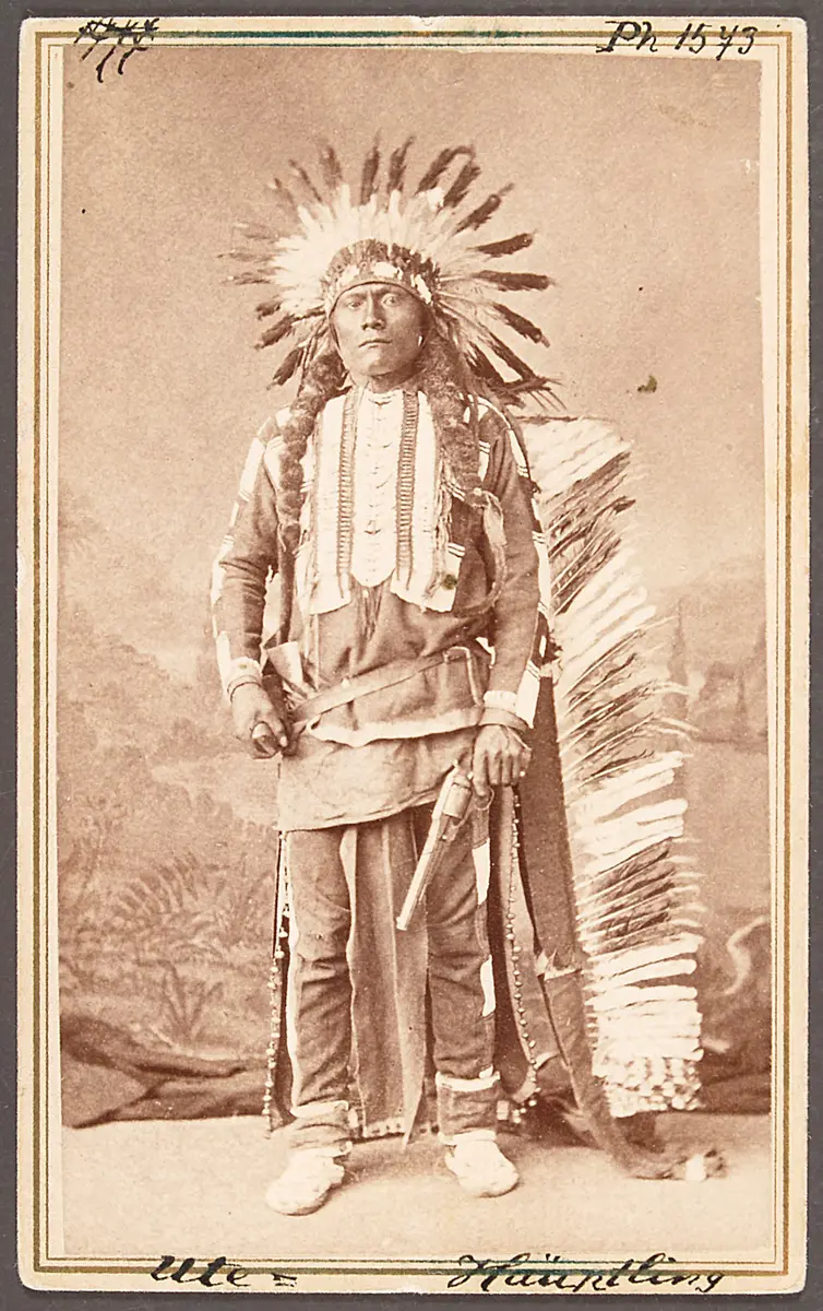 Chief Powatch mit zwei Remington Revolvern