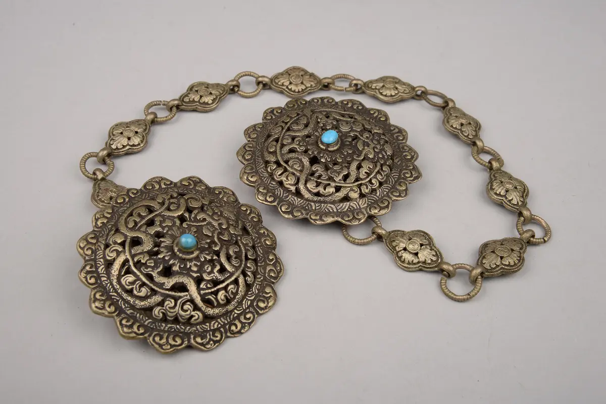 2 Silberbroschen (Fibeln) an Kette