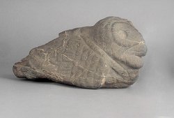 Eule mit Schmuck des Gottes Tezcatlipoca am Rücken