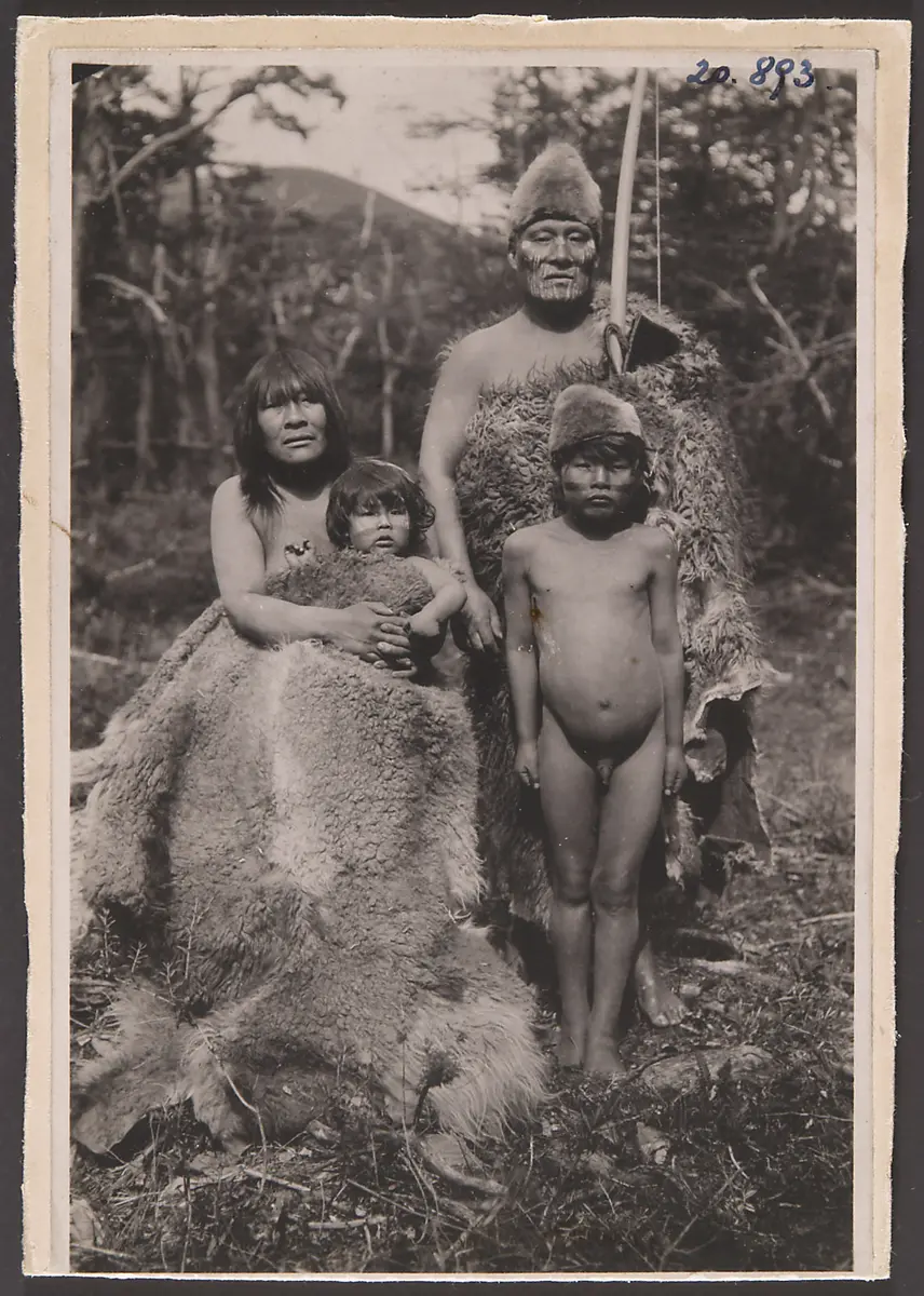 Monogamous Selk´nam family