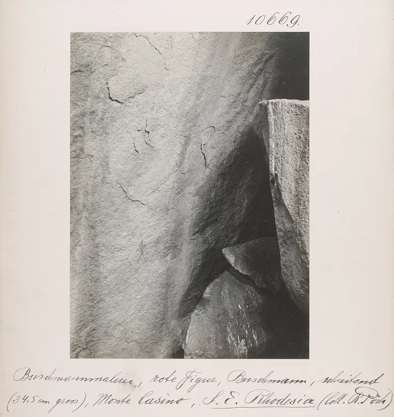 Sanmalerei, rote Figur, schreitender San (34,5 cm groß); Monte Casino
