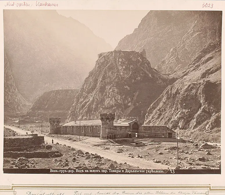 Ansicht des Schlosses der Königin Tamara und des Forts Darjal