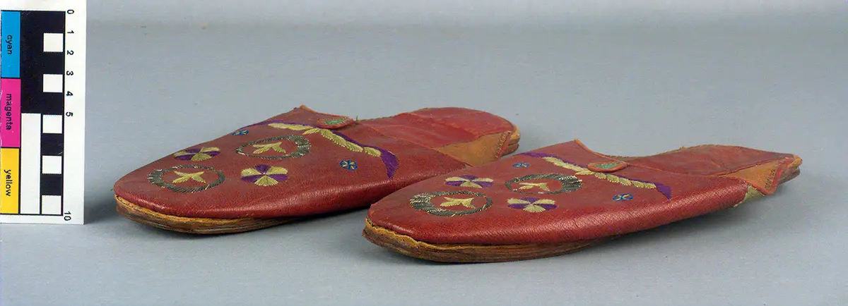 Lederpantoffel rot mit Seidenstickerei