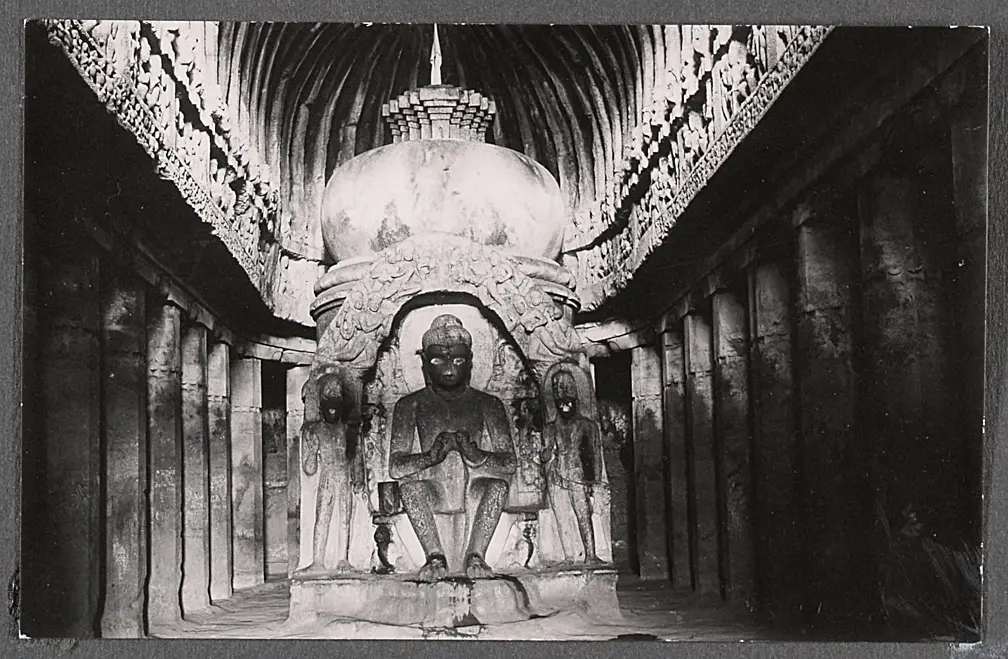 250 Ellora, Buddha Tempel (Innenansicht)