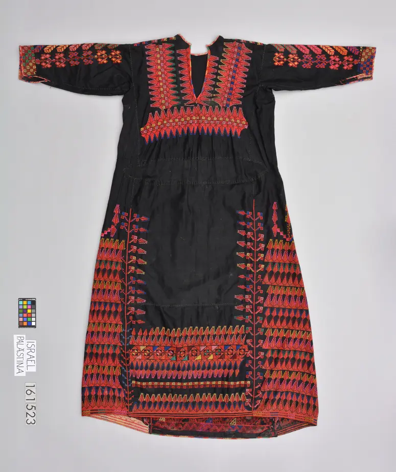 Frauenkleid bestickt