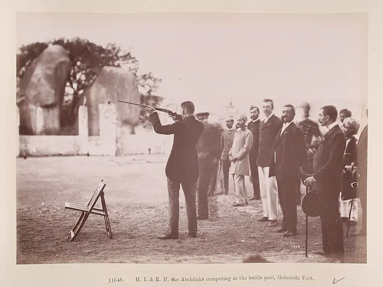 „Rifle match“ auf geworfene Flaschen 23 zwischen Franz Ferdinand und dem Nizam von Hyderabad, Golkonda Festung