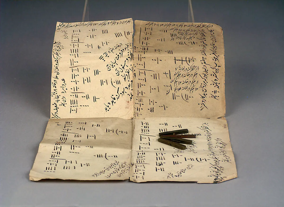 Wahrsagestäbchen und handschriftlicher Schlüssel