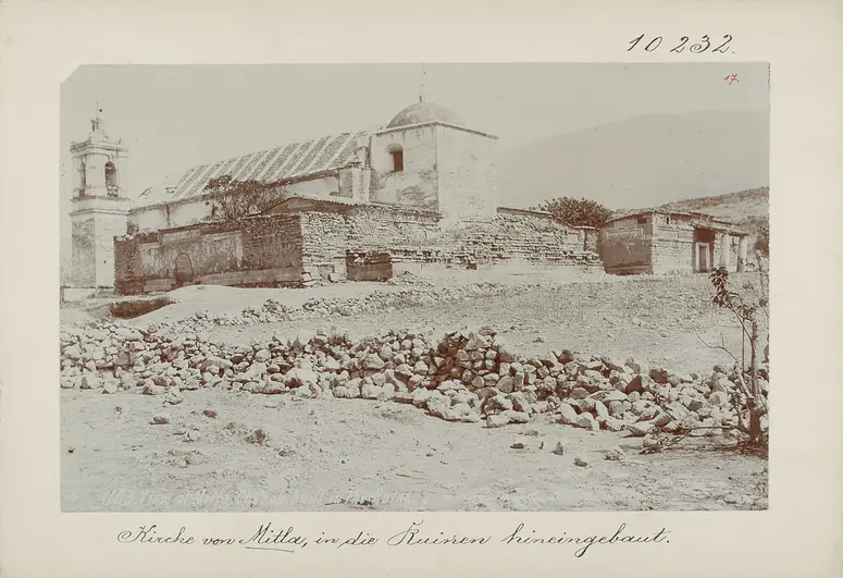 Kirche von Mitla, in die Ruinen hineingebaut