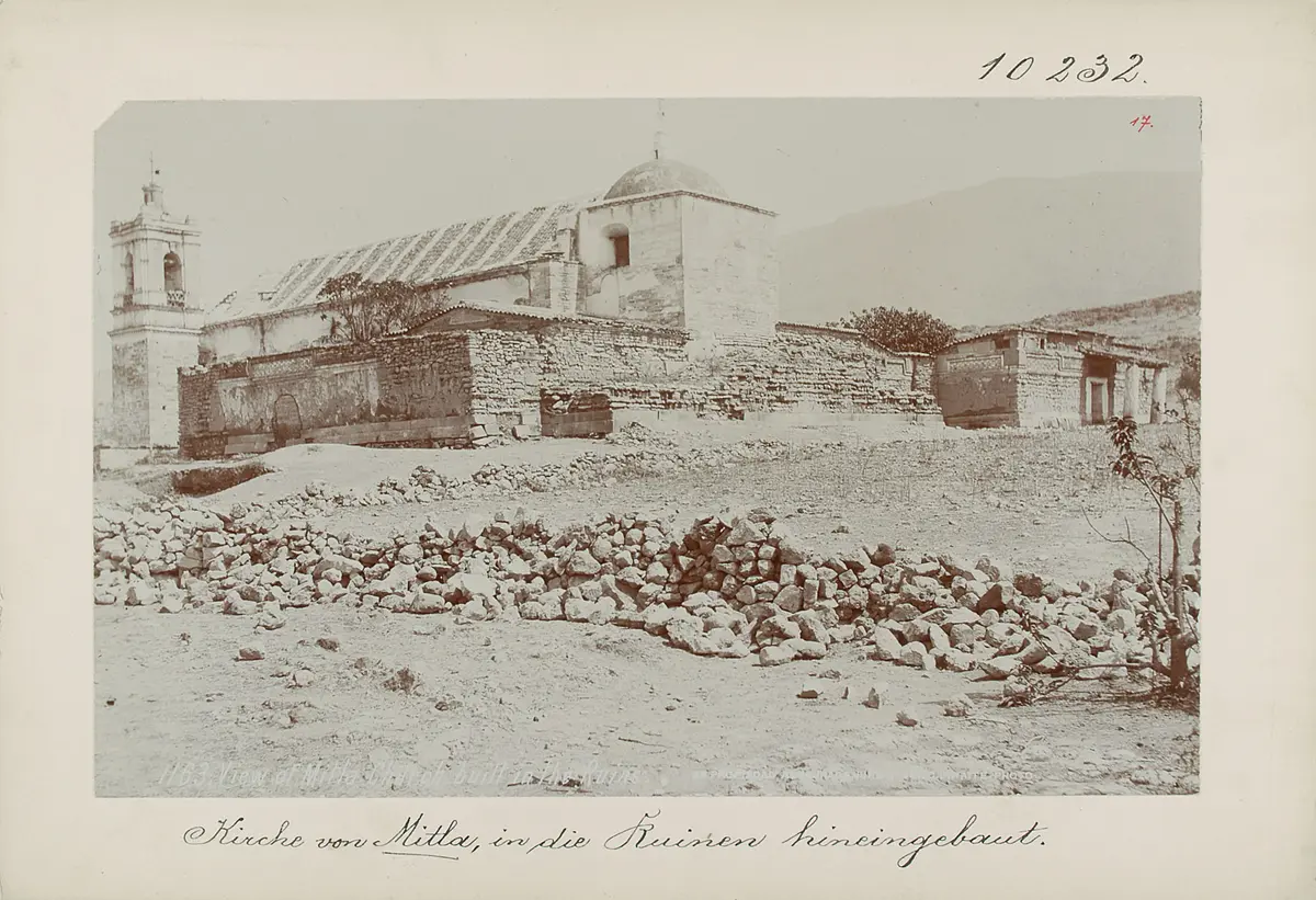 Kirche von Mitla, in die Ruinen hineingebaut