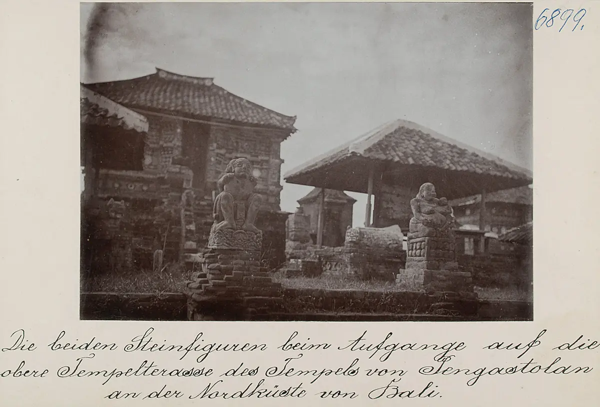 Die beiden Steinfiguren beim Aufgange auf die obere Tempelterasse des Tempels von Pengastolan an der Nordküste von Bali