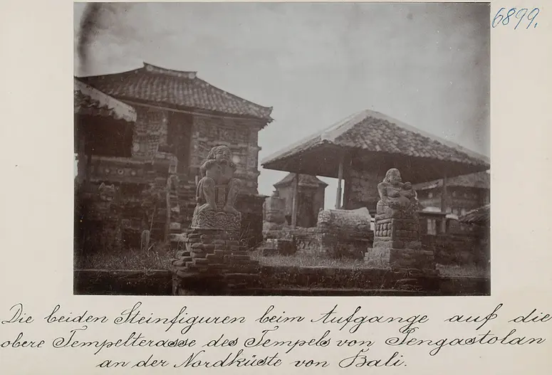 Die beiden Steinfiguren beim Aufgange auf die obere Tempelterasse des Tempels von Pengastolan an der Nordküste von Bali