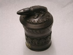 Deckeldose mit Krokodilsknauf