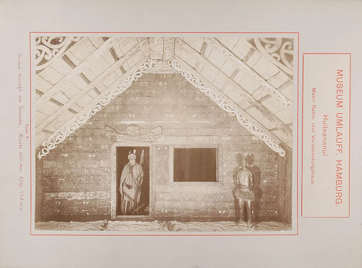 Museum Umlauff, Hamburg. Huiteananui, Maori Raths- und Versammlungshaus: Tafel 2. Innere Ansicht der Veranda, Breite 600 cm, Höhe 420 cm