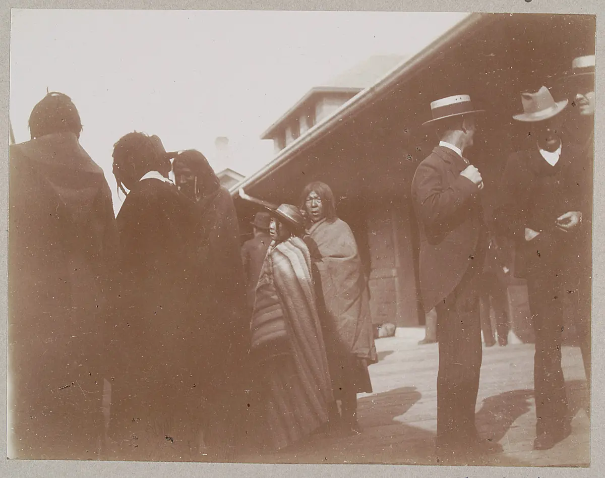 Indianische Gruppe auf dem Bahnsteig