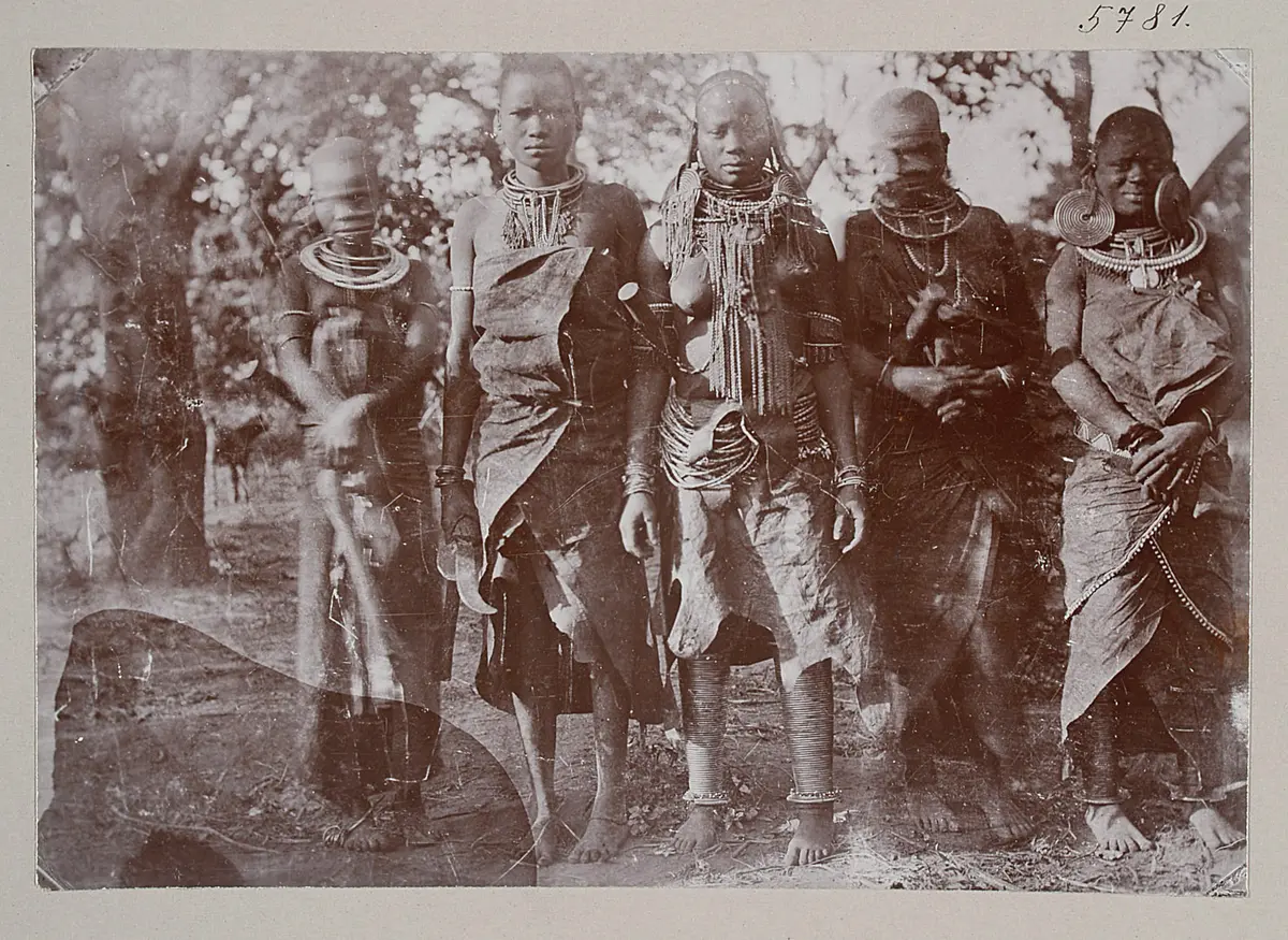 Frauen von Unter-Aruscha, (Bantu mit Massai-Schmuck)